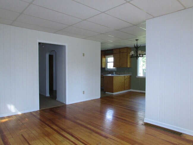 Foto del edificio - Beautiful Home with a Garage and Partially Fenced Yard