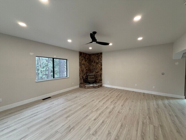 Building Photo - Completely Remodeled 3 Bedroom, 2.5 Bath Home in Meyers