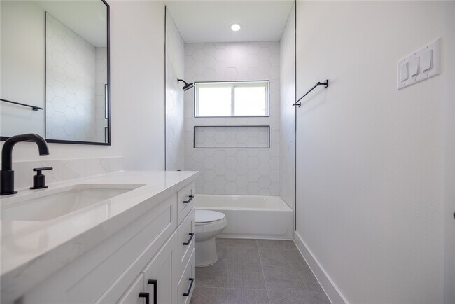 Foto del edificio - 1816 West St