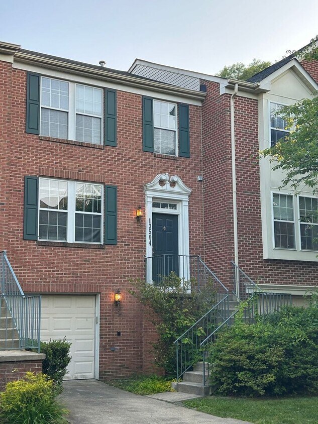 Foto principal - 3 BED + 3 Bath - Brick front townhome in P...