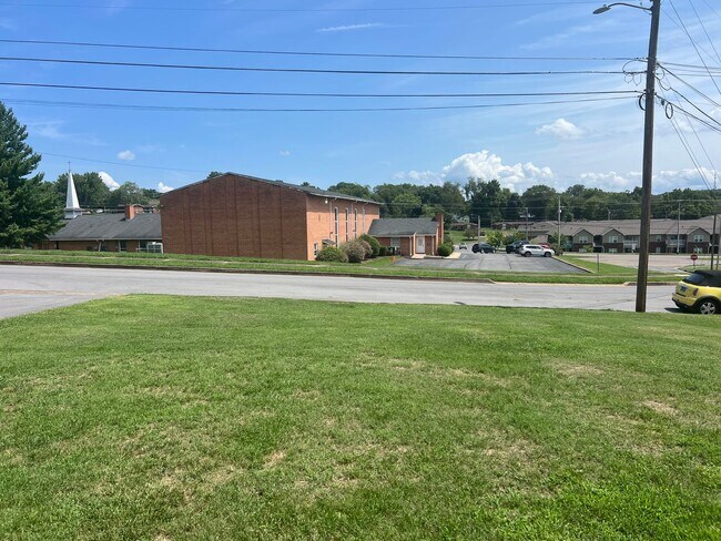 Building Photo - Very Nice 3 bedroom 1.5 bath located in ce...