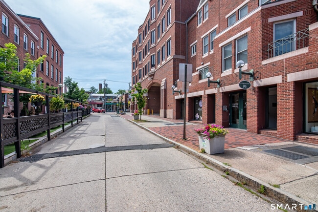 Building Photo - 95 Audubon St