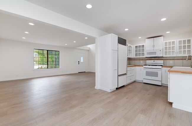 Building Photo - 1058 3rd St
