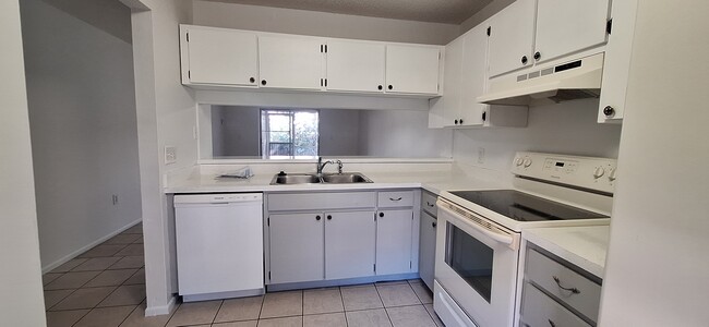 Kitchen - 376 Estero Ct