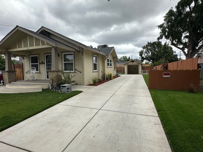 Building Photo - 210 Las Flores Ave