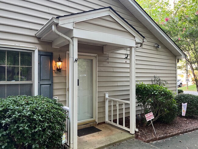 Foto del edificio - 2664 Cottage Pl
