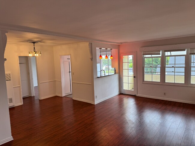Foto del edificio - 2028 Beachwood Dr