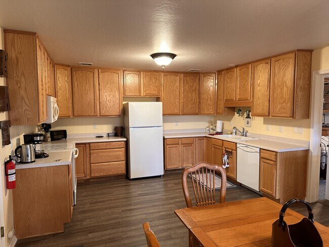 Building Photo - 655 S Lakeview Dr