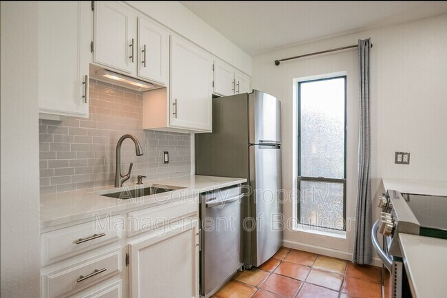 Foto del edificio - 2800 Kalmia Ave
