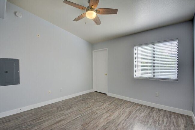 Building Photo - Highly Desired Condo Seven Hills Gated Community