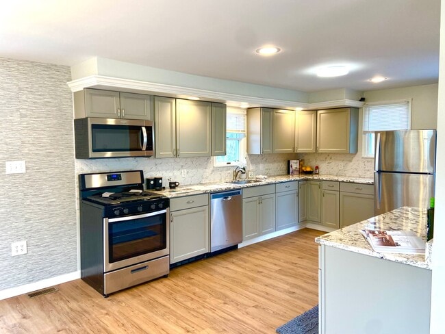 Building Photo - 218 Highland Ave