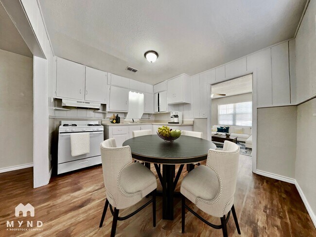 Foto del edificio - 108 N Avenue V