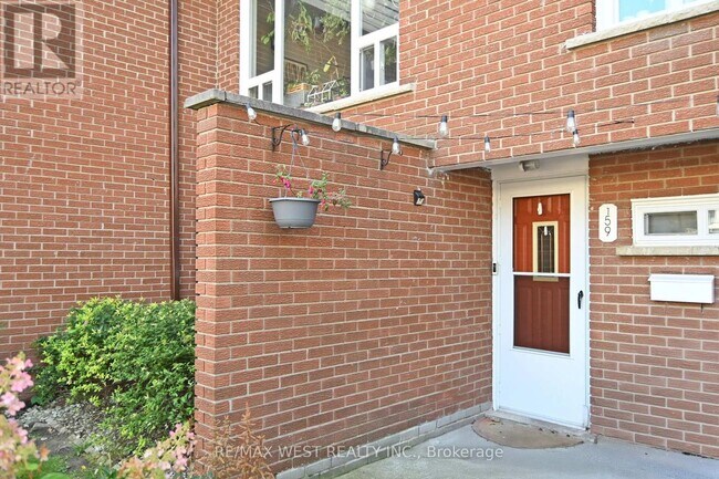 Photo du bâtiment - 3175 Kirwin Ave