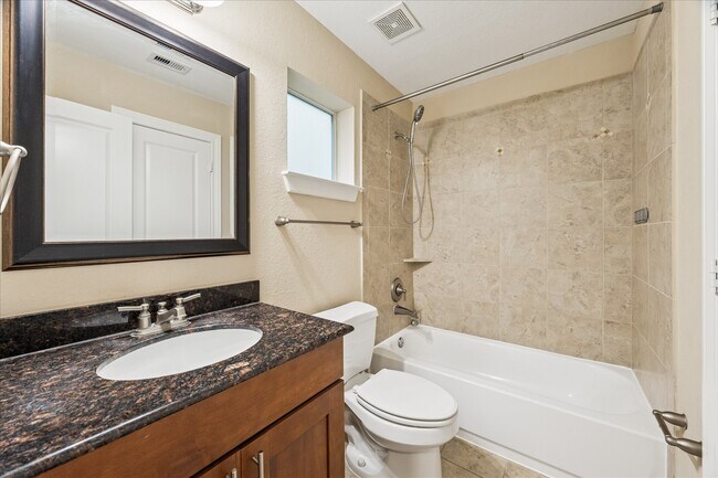 Foto del edificio - 1033 W 23rd St