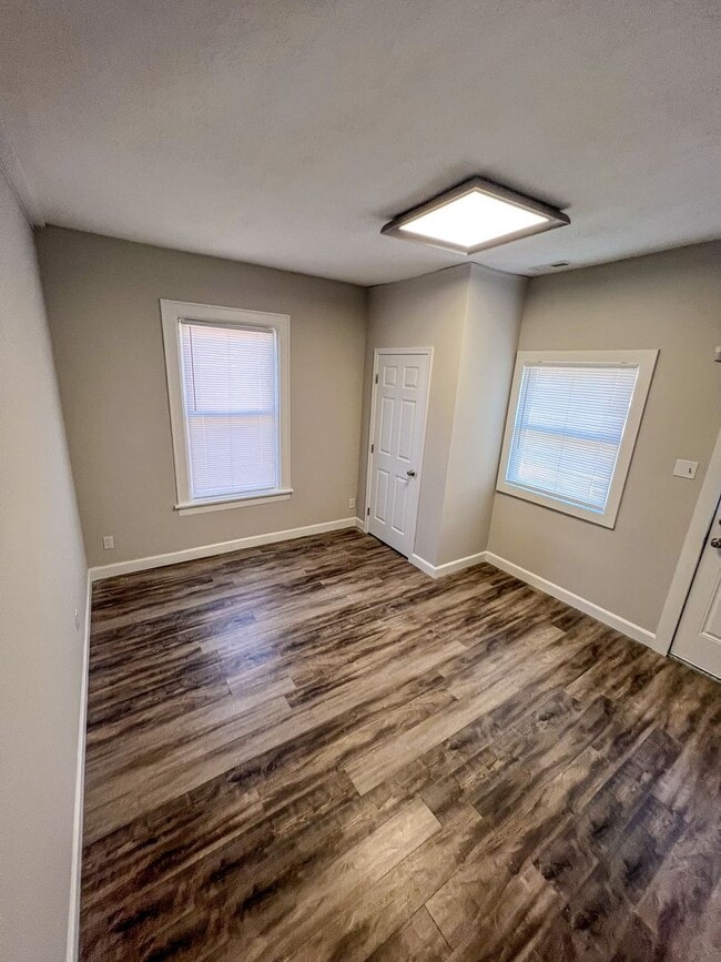 Foto del edificio - 2437-2439 Indianola Avenue