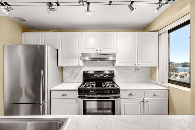 Building Photo - 1Br/1Bth, ready to move in. Heat/Hot Water...