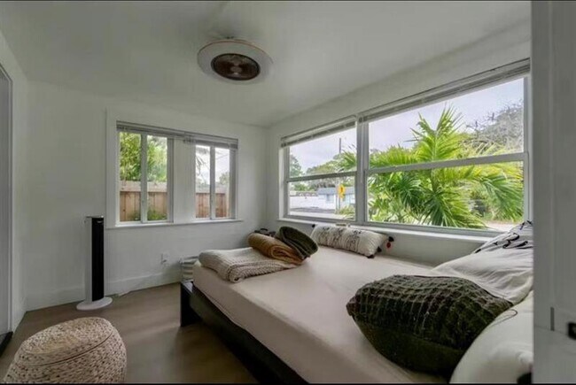 Foto del edificio - 719 NE 38th St