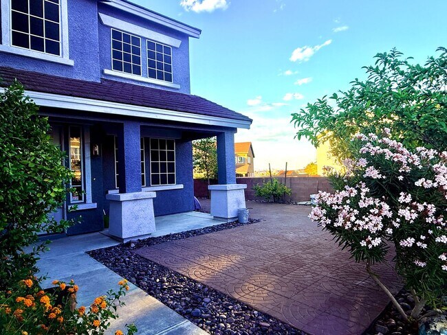 Foto del edificio - Five bedroom home in Henderson with downstairs bedroom and pool And Spa