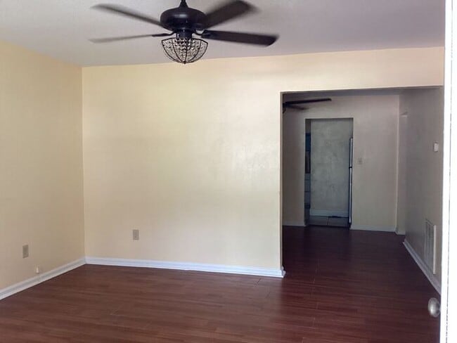 Building Photo - 3bedrooms Single Family House Availabe Now...