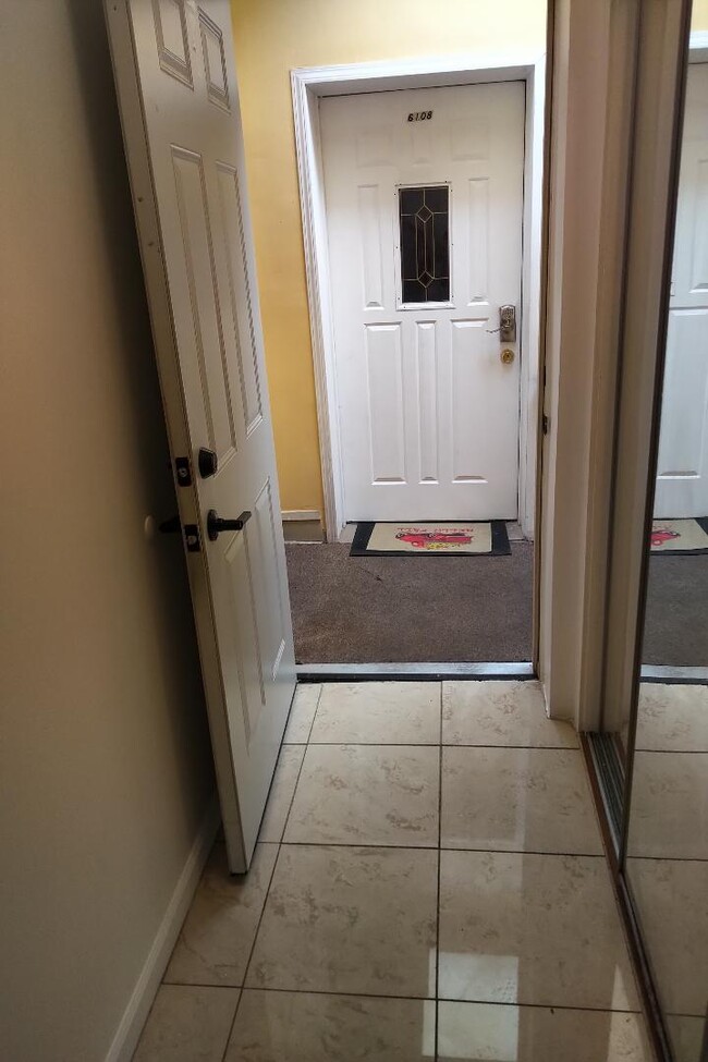 Entrada principal - 6108 W Addison St