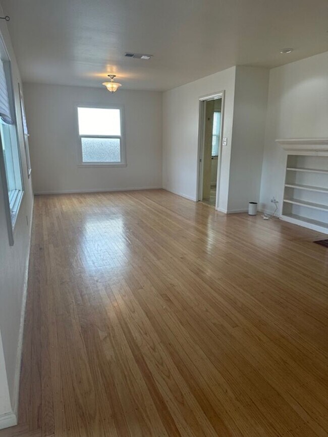 Tons of Natural Light in this East Sac Bun... House Rental in Sacramento, CA