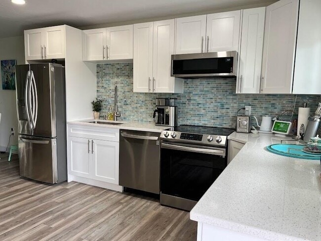 Foto del edificio - 323 Leeward Ln