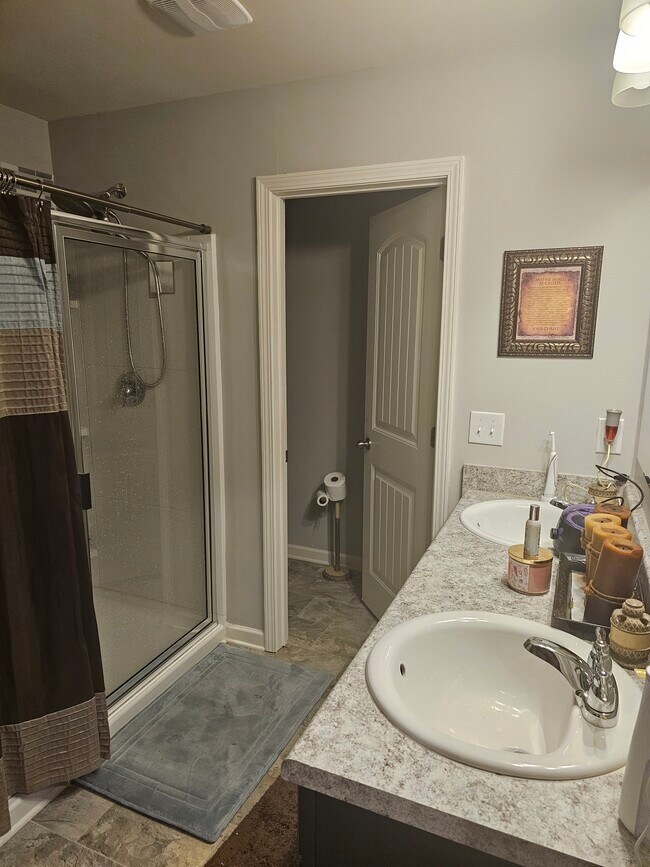 Master Bath - 5640 Union Pointe Dr