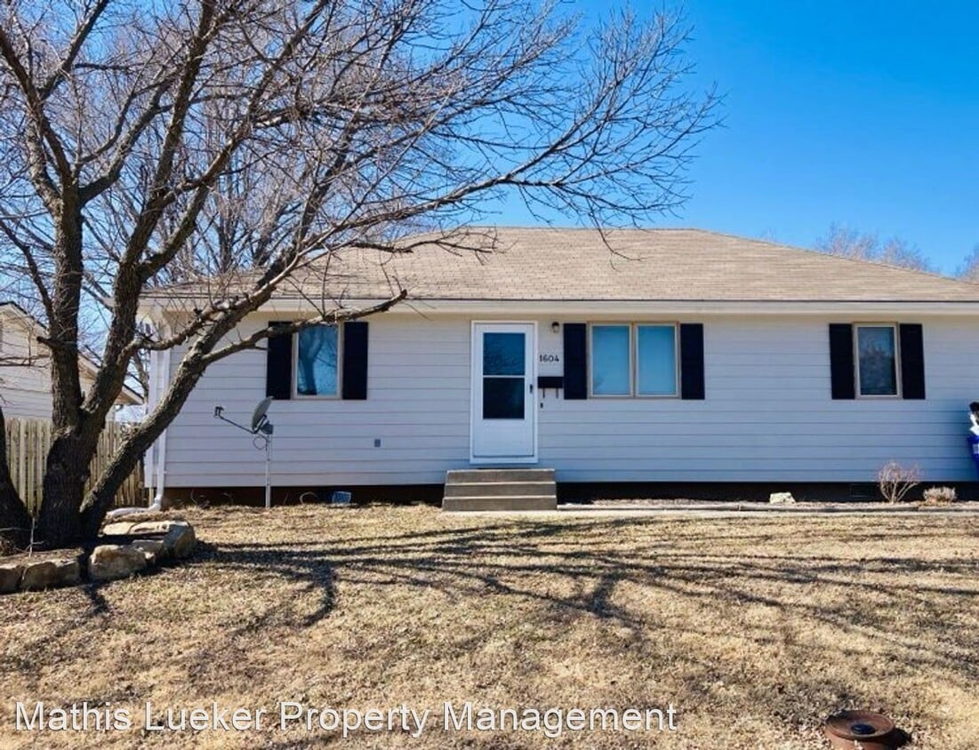 3 br, 2 bath House 1604 Hale Drive House Rental in Junction City