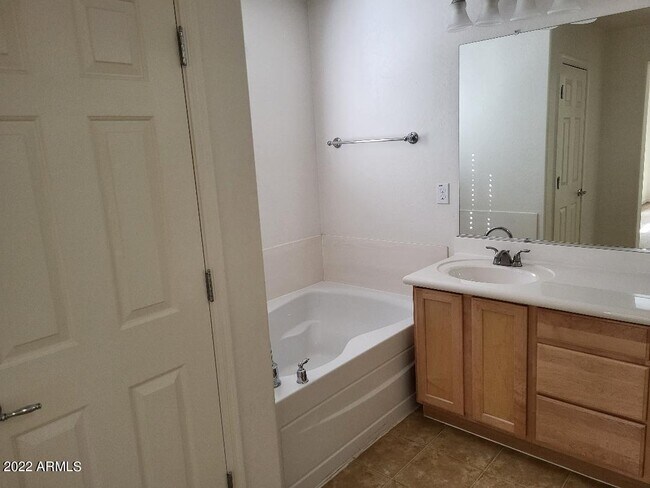 Building Photo - 2526 W Cordia Ln