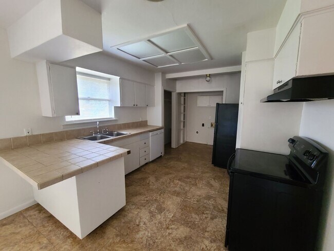Building Photo - 3 Bedroom Home for Rent HOUSING ACCEPTED!