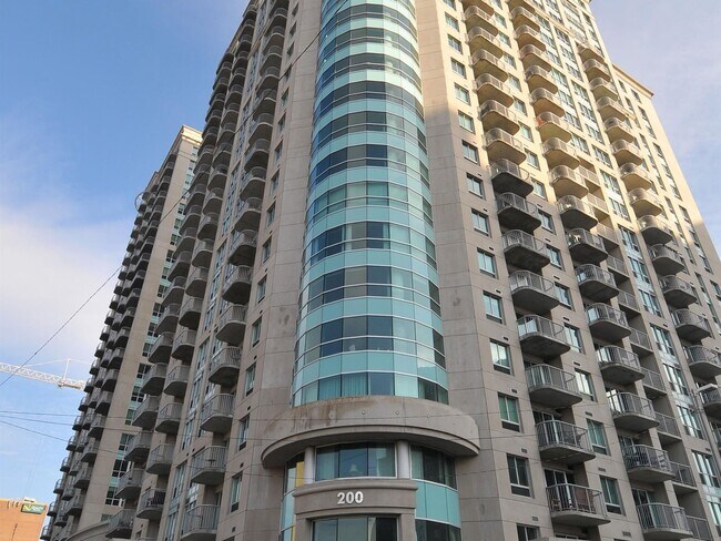 Building Photo - Spacious 2 bed, 2 bath downtown with parking, storage