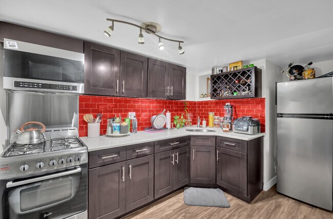 Kitchen - 750 Glenmore Ave