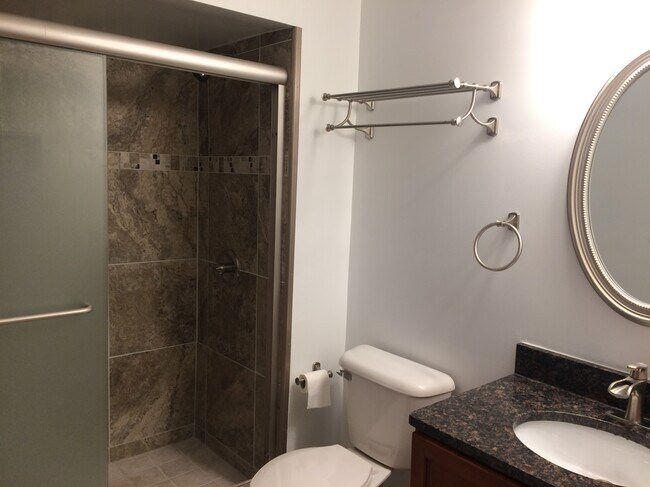 Cuarto de baño principal - 1002 Myron Ct