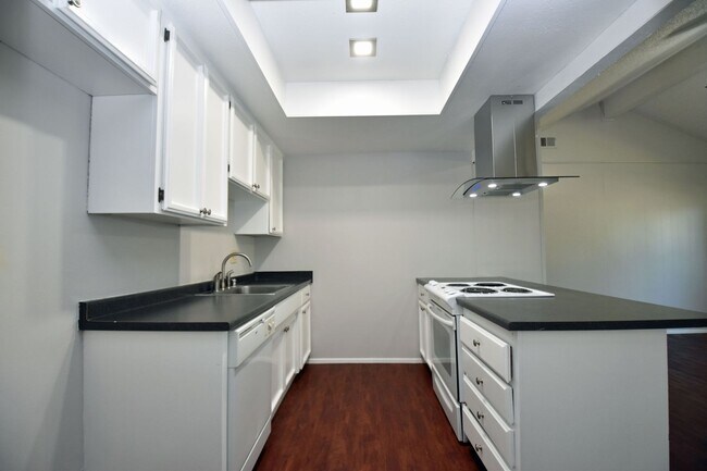 Foto del edificio - 5902-5902 Bourbon Dr