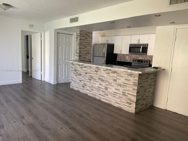 Foto del edificio - 636 NW 114th Ave