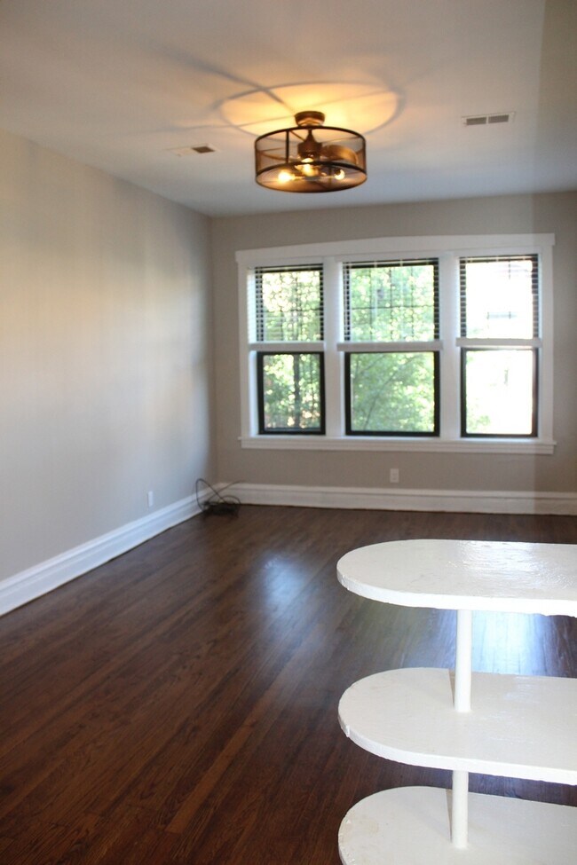 Foto del edificio - 5024 N Winthrop Ave
