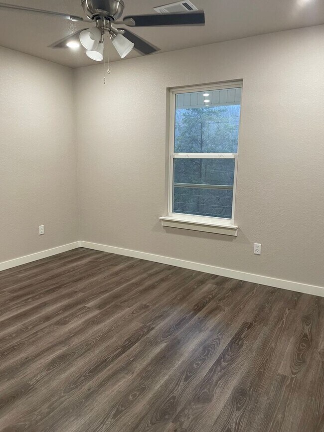 Foto del edificio - Three Bedroom/Two Bath home--ASK ABOUT MOVE IN SPECIAL