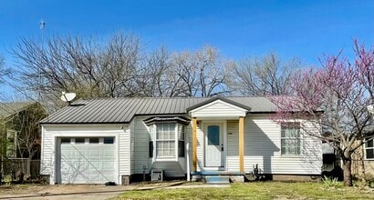 Building Photo - 209 W 2nd St