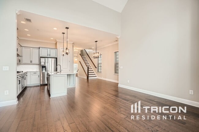 Building Photo - 1068 Moorewood Ln S E