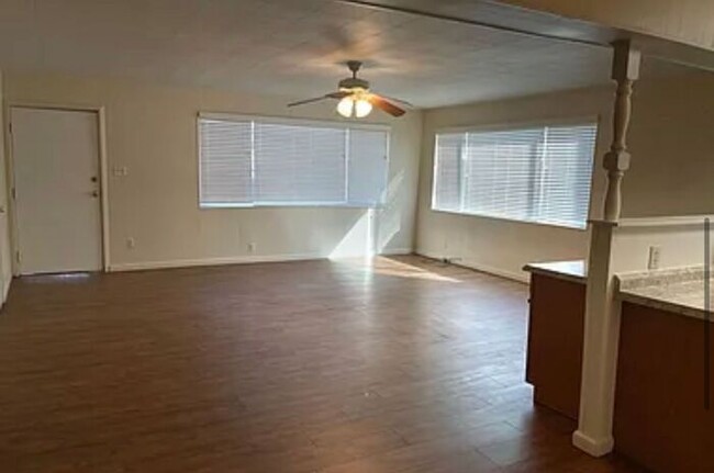 Building Photo - AVAILABLE NOW! - 2 bed/ 1 bath Multi-Famil...