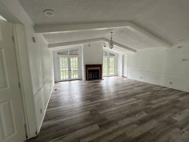 Foto del edificio - 40247 Mathews Rd