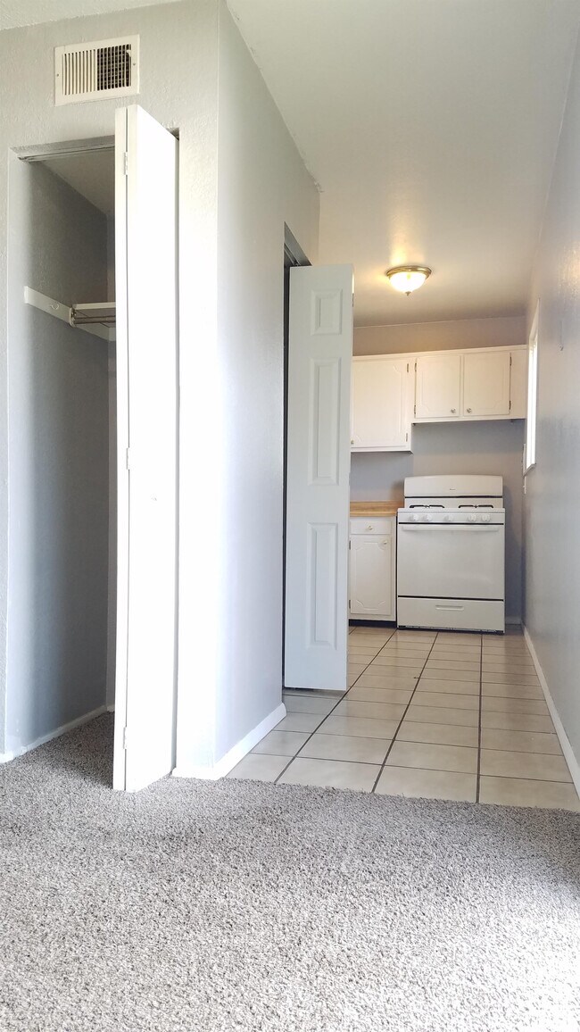 Foto del edificio - 2677 Shoreland Ave