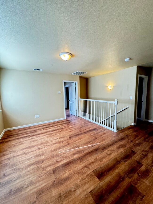 Building Photo - 3  bed/ 2.5 bath townhouse - Yuba City