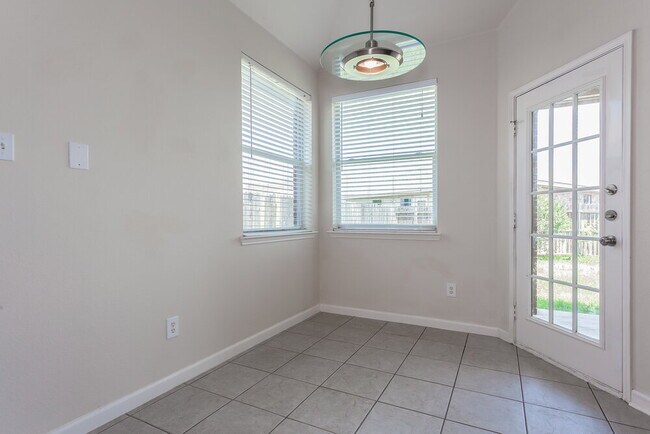 Building Photo - 10436 Fossil Hill Dr