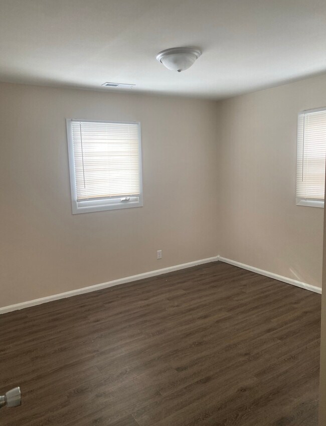 Building Photo - 1406 Sunset Dr