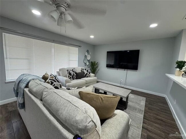 Building Photo - 3000 Royal Palms Cir