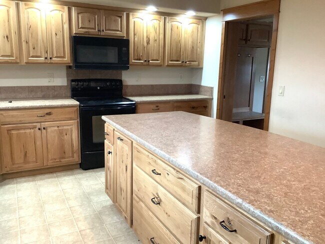 Building Photo - RURAL!!! 4 bedroom, 3 bath Single Family Home
