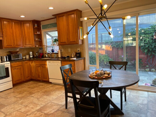 Building Photo - 1006 Dwight Ave