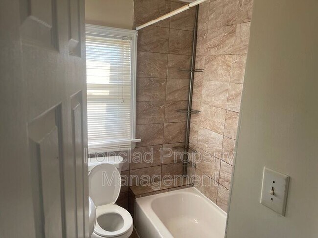 Building Photo - 343 Park St