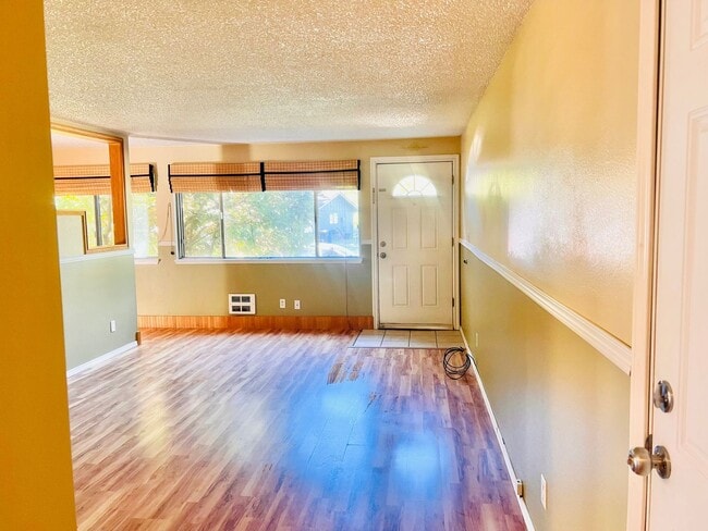Foto del edificio - Charming 3BR/1BA w/ 1-car garage, long driveway, fenced yard, wood stove & shed/workshop.